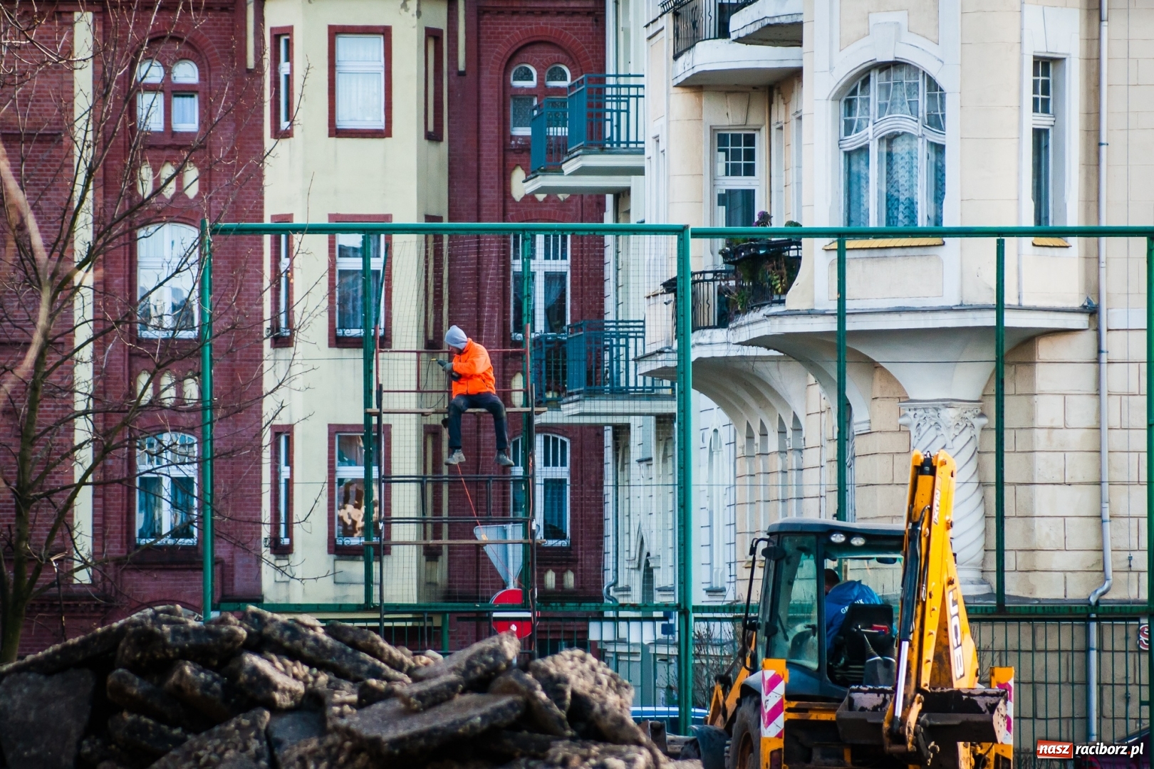 Zdjęcie w galerii na portalu naszraciborz.pl: Przy SP 13 powstaje boisko z prawdziwego zdarzenia wiadomości z regionu