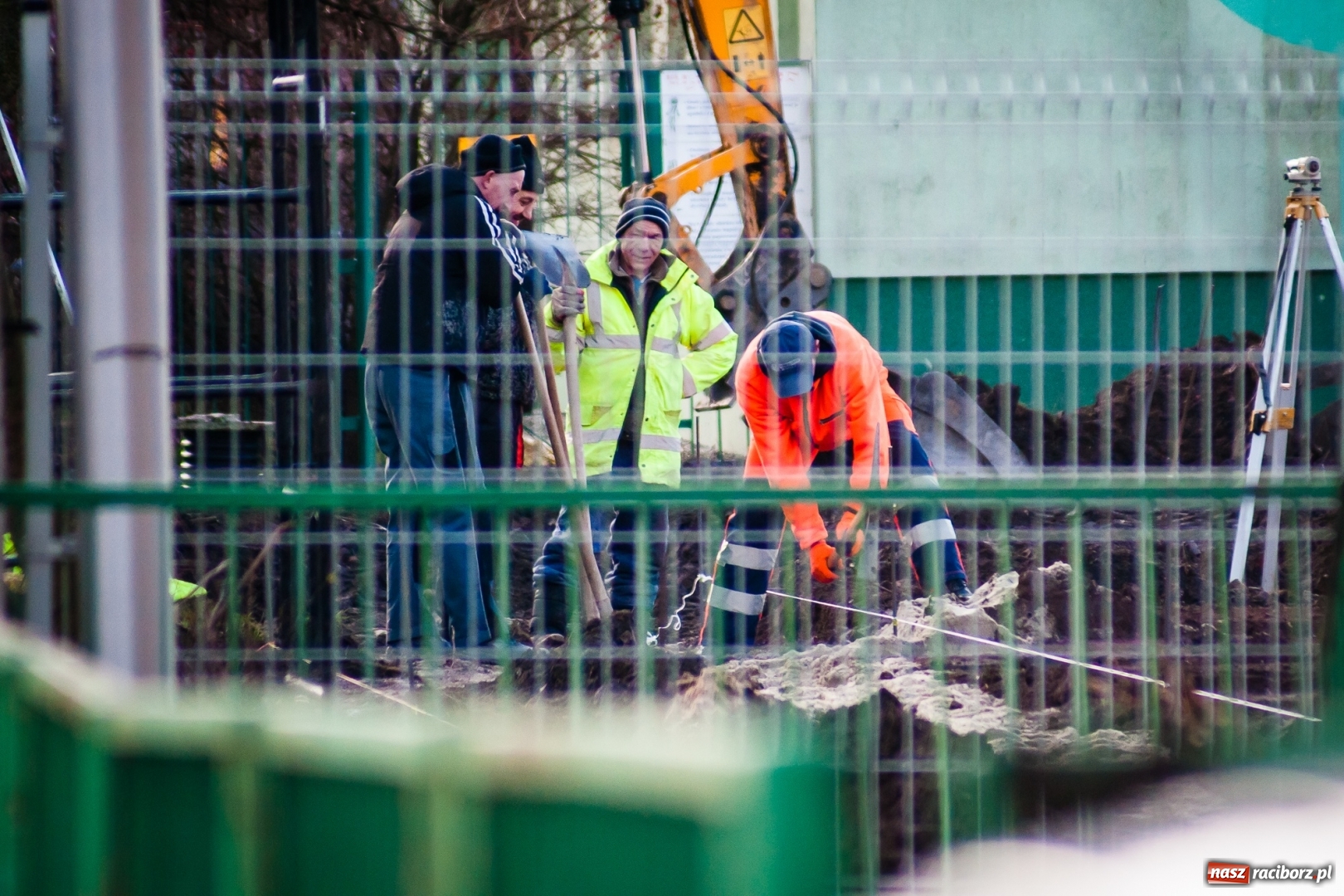 Zdjęcie w galerii na portalu naszraciborz.pl: Przy SP 13 powstaje boisko z prawdziwego zdarzenia wiadomości z regionu
