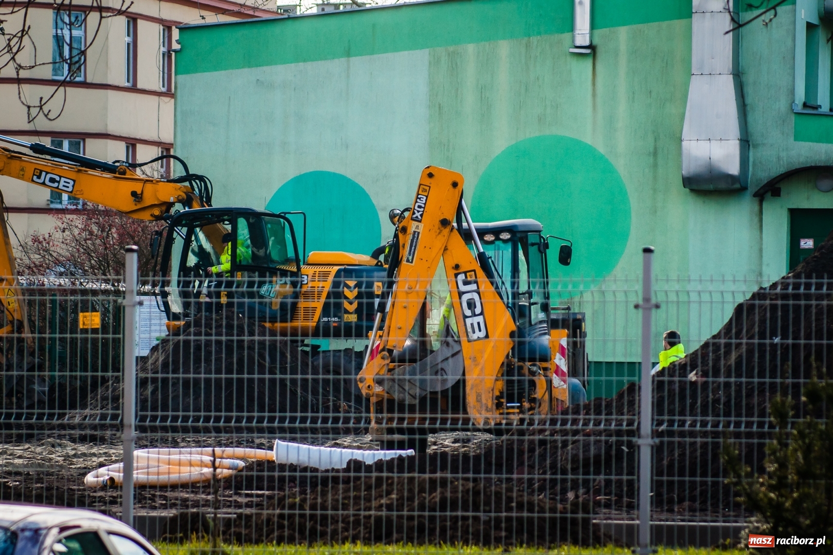 Zdjęcie w galerii na portalu naszraciborz.pl: Przy SP 13 powstaje boisko z prawdziwego zdarzenia wiadomości z regionu
