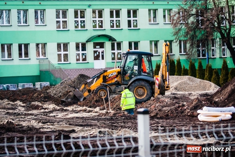 Zdjęcie w galerii na portalu naszraciborz.pl: Przy SP 13 powstaje boisko z prawdziwego zdarzenia wiadomości z regionu