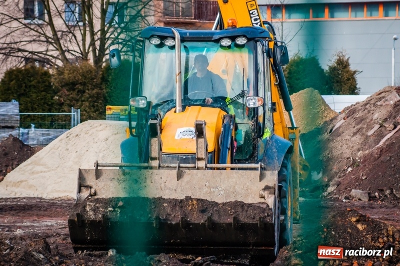 Zdjęcie w galerii na portalu naszraciborz.pl: Przy SP 13 powstaje boisko z prawdziwego zdarzenia wiadomości z regionu