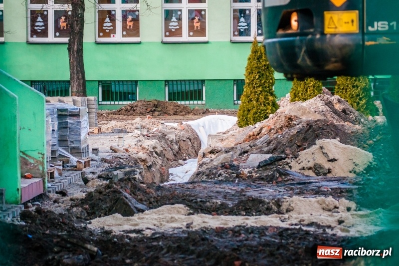Zdjęcie w galerii na portalu naszraciborz.pl: Przy SP 13 powstaje boisko z prawdziwego zdarzenia wiadomości z regionu