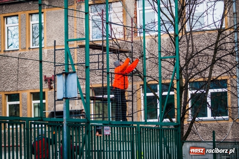 Zdjęcie w galerii na portalu naszraciborz.pl: Przy SP 13 powstaje boisko z prawdziwego zdarzenia wiadomości z regionu