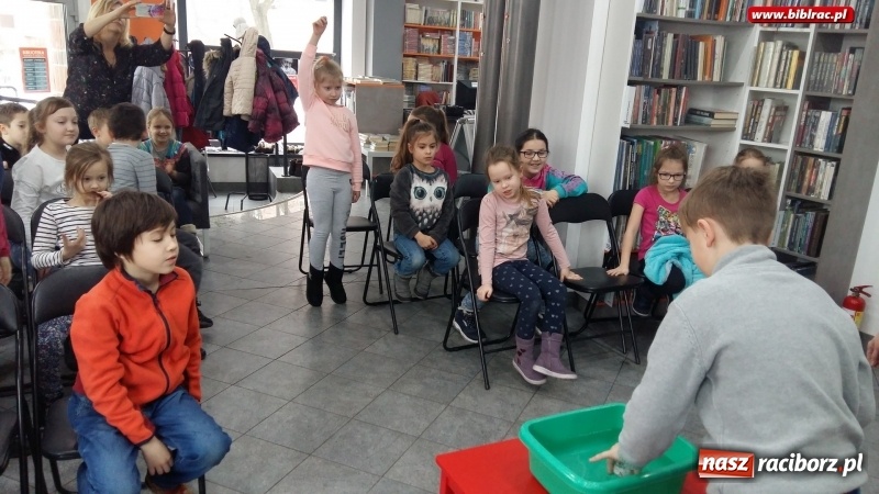 Zdjęcie w galerii na portalu naszraciborz.pl: Jaki ten świat jest ciekawy, czyli zajęcia w filii bibliotecznej na Ostrogu wiadomości z regionu