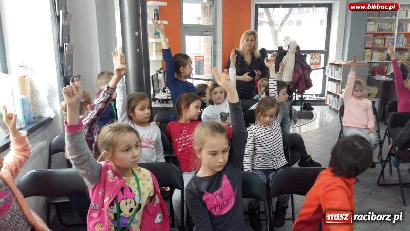 Zdjęcie w galerii na portalu naszraciborz.pl: Jaki ten świat jest ciekawy, czyli zajęcia w filii bibliotecznej na Ostrogu wiadomości z regionu