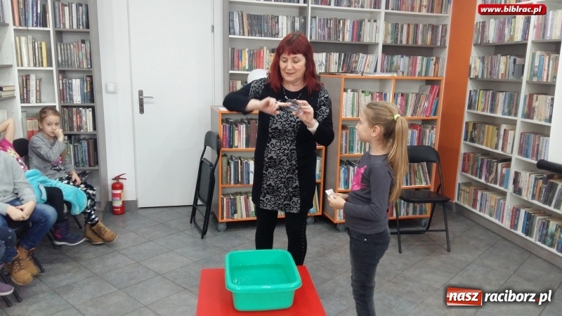 Zdjęcie w galerii na portalu naszraciborz.pl: Jaki ten świat jest ciekawy, czyli zajęcia w filii bibliotecznej na Ostrogu wiadomości z regionu