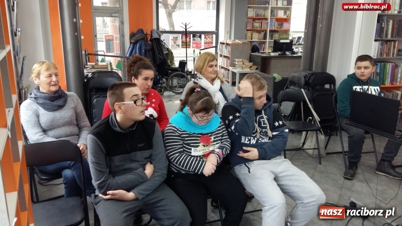 Zdjęcie w galerii na portalu naszraciborz.pl: Jaki ten świat jest ciekawy, czyli zajęcia w filii bibliotecznej na Ostrogu wiadomości z regionu