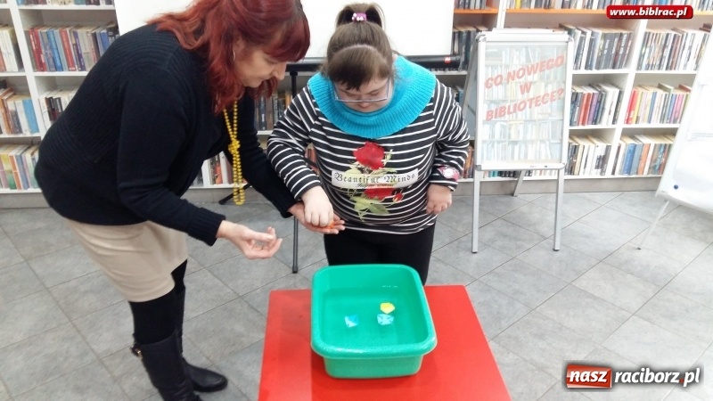 Zdjęcie w galerii na portalu naszraciborz.pl: Jaki ten świat jest ciekawy, czyli zajęcia w filii bibliotecznej na Ostrogu wiadomości z regionu