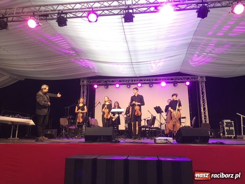 Zdjęcie w galerii na portalu naszraciborz.pl: Młodzieżowa gala biznesu w Pietrowicach Wielkich. Egzoszkielet najwyżej oceniony  wiadomości z regionu