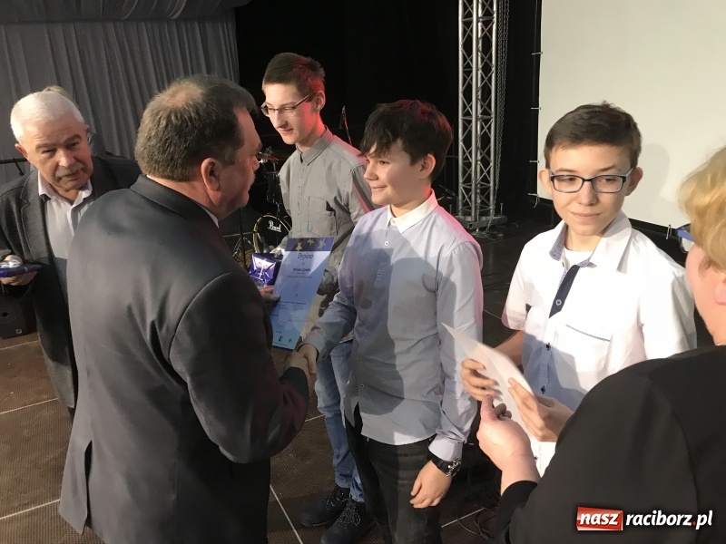 Zdjęcie w galerii na portalu naszraciborz.pl: Młodzieżowa gala biznesu w Pietrowicach Wielkich. Egzoszkielet najwyżej oceniony  wiadomości z regionu