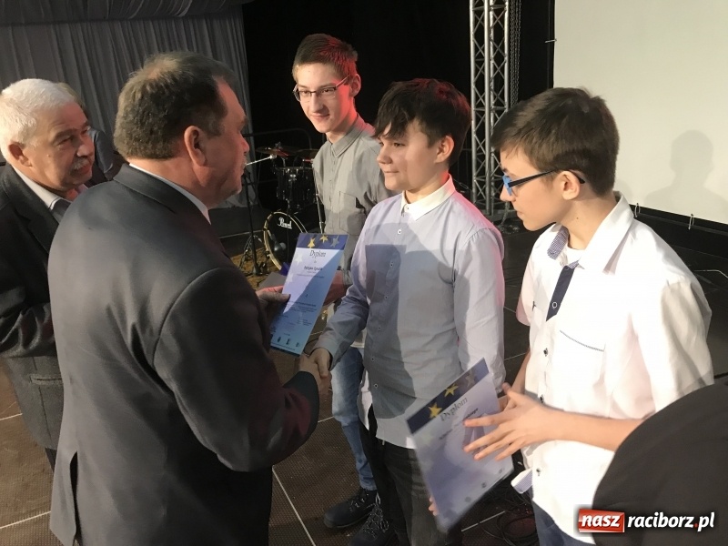 Zdjęcie w galerii na portalu naszraciborz.pl: Młodzieżowa gala biznesu w Pietrowicach Wielkich. Egzoszkielet najwyżej oceniony  wiadomości z regionu