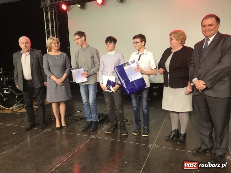Zdjęcie w galerii na portalu naszraciborz.pl: Młodzieżowa gala biznesu w Pietrowicach Wielkich. Egzoszkielet najwyżej oceniony  wiadomości z regionu