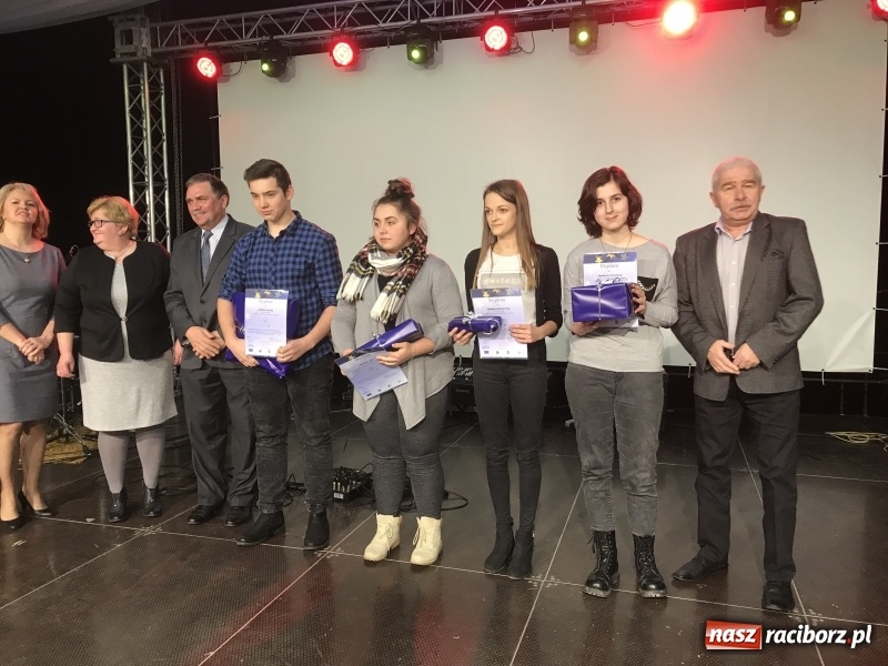 Zdjęcie w galerii na portalu naszraciborz.pl: Młodzieżowa gala biznesu w Pietrowicach Wielkich. Egzoszkielet najwyżej oceniony  wiadomości z regionu