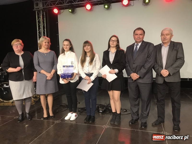 Zdjęcie w galerii na portalu naszraciborz.pl: Młodzieżowa gala biznesu w Pietrowicach Wielkich. Egzoszkielet najwyżej oceniony  wiadomości z regionu