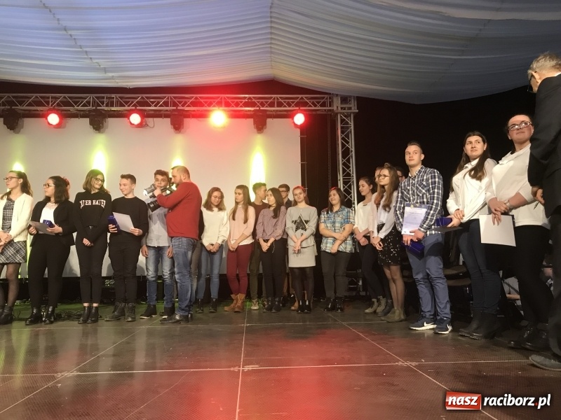 Zdjęcie w galerii na portalu naszraciborz.pl: Młodzieżowa gala biznesu w Pietrowicach Wielkich. Egzoszkielet najwyżej oceniony  wiadomości z regionu