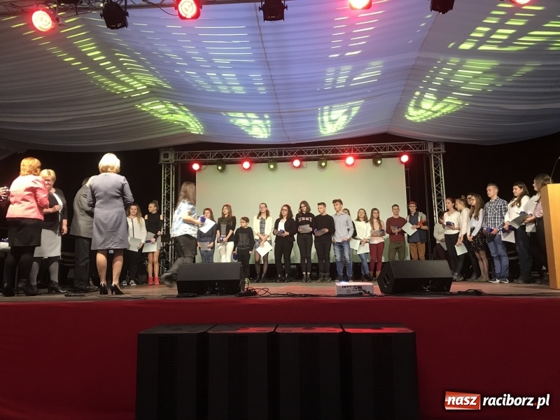 Zdjęcie w galerii na portalu naszraciborz.pl: Młodzieżowa gala biznesu w Pietrowicach Wielkich. Egzoszkielet najwyżej oceniony  wiadomości z regionu