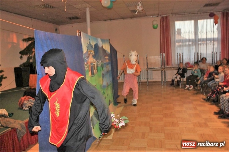 Zdjęcie w galerii na portalu naszraciborz.pl: Spektakl Koziołek Niematołek na początek ferii w gminie Krzanowice wiadomości z regionu