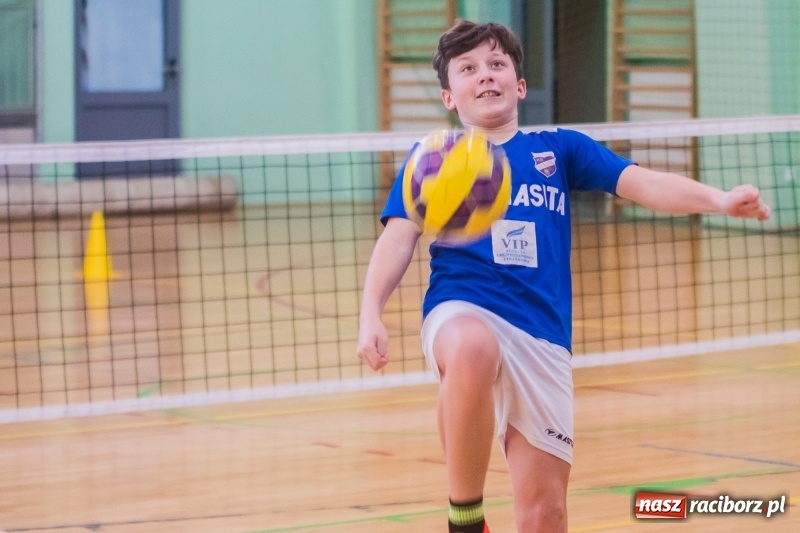 Zdjęcie w galerii na portalu naszraciborz.pl: Turniej siatkonogi w Arenie Rafako wiadomości z regionu
