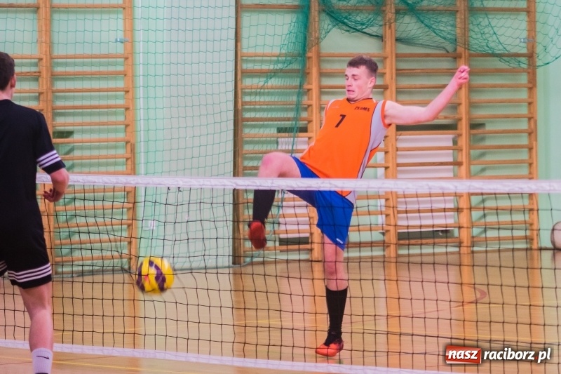 Zdjęcie w galerii na portalu naszraciborz.pl: Turniej siatkonogi w Arenie Rafako wiadomości z regionu