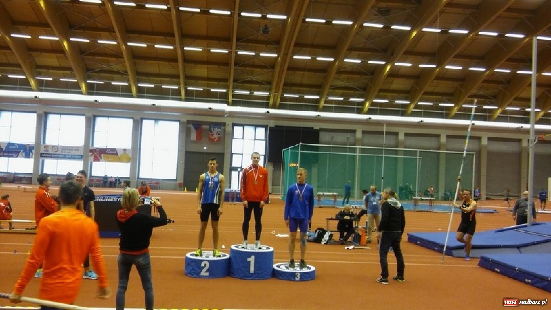 Zdjęcie w galerii na portalu naszraciborz.pl: Jedenaście halowych medali uczniów Szkoły Mistrzostwa Sportowego wiadomości z regionu