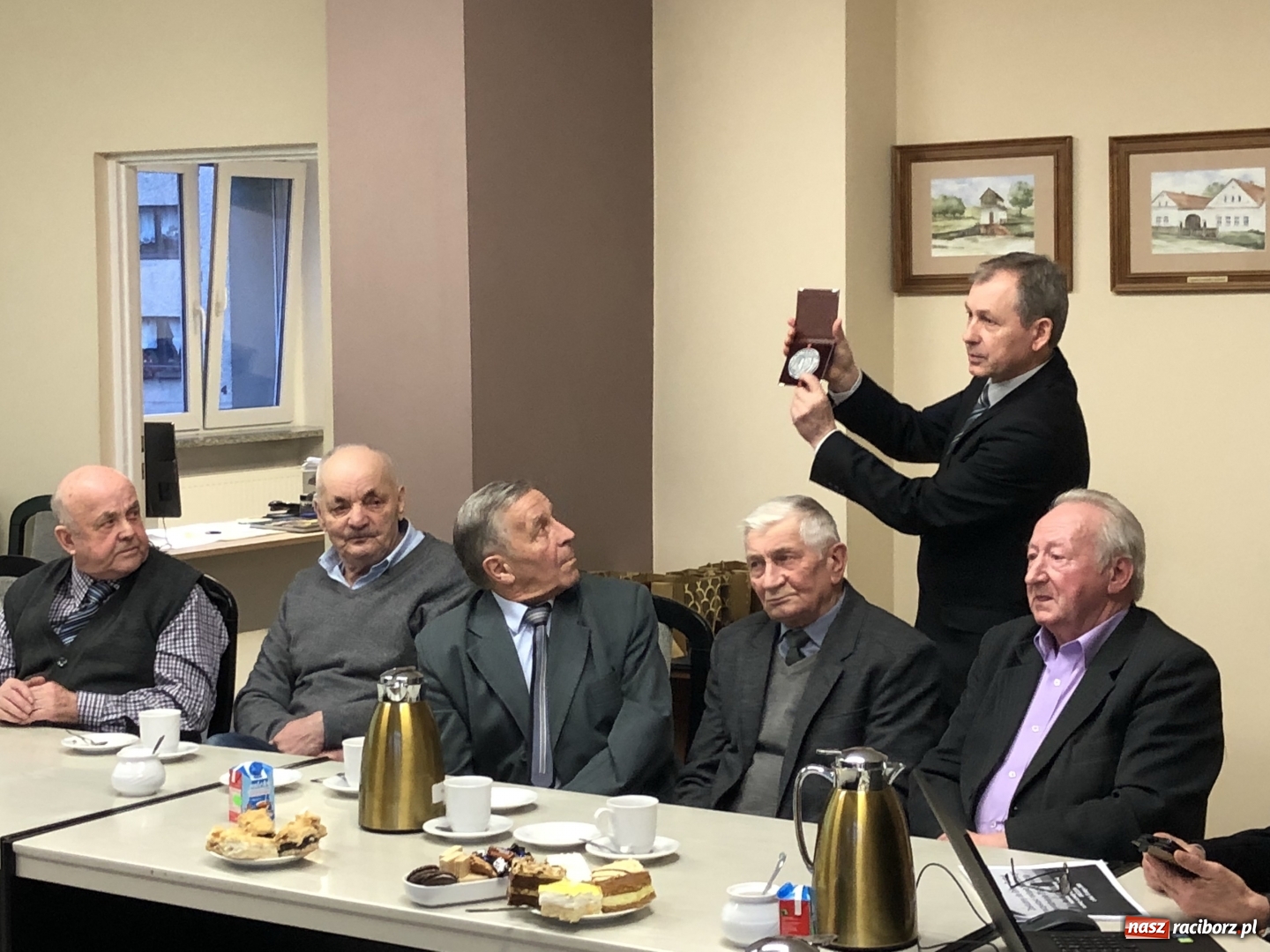 Zdjęcie w galerii na portalu naszraciborz.pl: W Rudniku wręczono honorowe odznaczenia zasłużonym dla gminy  wiadomości z regionu