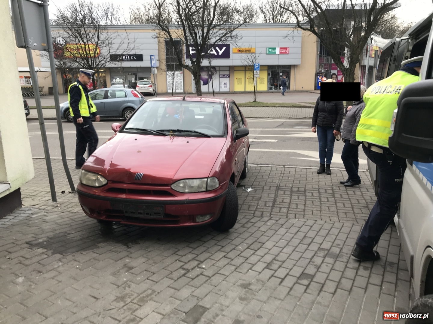Zdjęcie w galerii na portalu naszraciborz.pl: Pijana raciborzanka zatrzymana na Staszica. Kobieta doprowadziła do trzech kolizji FOTO wiadomości z regionu