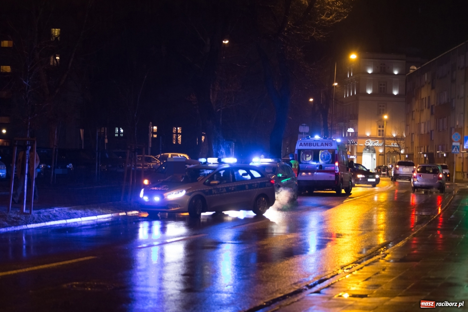 Zdjęcie w galerii na portalu naszraciborz.pl: Kolizja na Wojska Polskiego w Raciborza. Kierujący mazdą potrącił na przejściu dla pieszych 9-letnią dziewczynkę! wiadomości z regionu