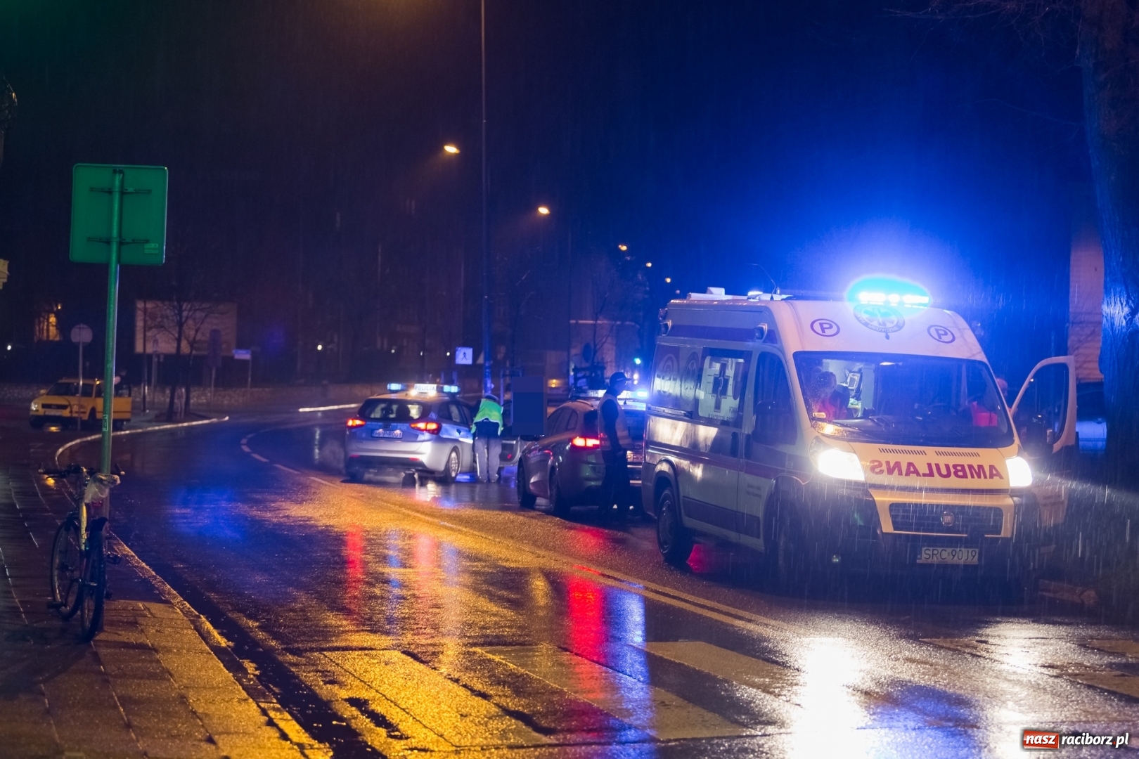 Zdjęcie w galerii na portalu naszraciborz.pl: Kolizja na Wojska Polskiego w Raciborza. Kierujący mazdą potrącił na przejściu dla pieszych 9-letnią dziewczynkę! wiadomości z regionu