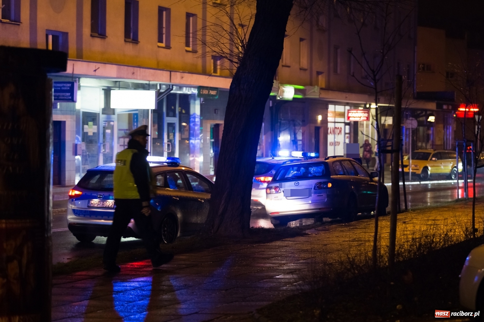 Zdjęcie w galerii na portalu naszraciborz.pl: Kolizja na Wojska Polskiego w Raciborza. Kierujący mazdą potrącił na przejściu dla pieszych 9-letnią dziewczynkę! wiadomości z regionu