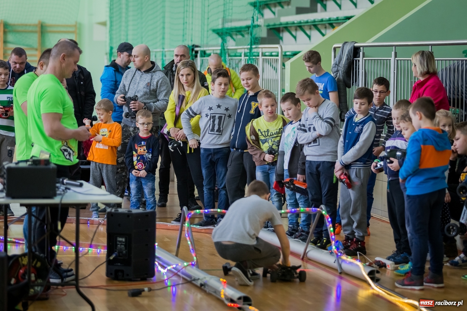 Zdjęcie w galerii na portalu naszraciborz.pl: Mistrzostwa aut zdalnie sterowanych w Arenie Rafako. Rodzinna impreza ze sporą dawką emocji wiadomości z regionu