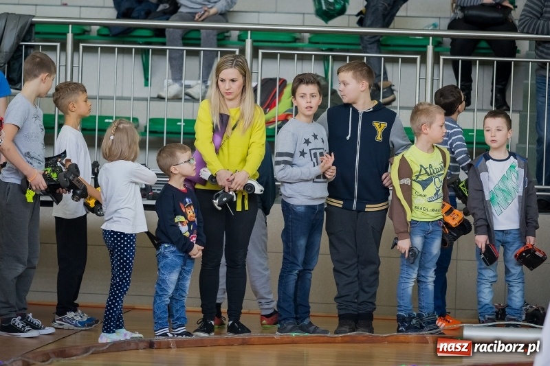 Zdjęcie w galerii na portalu naszraciborz.pl: Mistrzostwa aut zdalnie sterowanych w Arenie Rafako. Rodzinna impreza ze sporą dawką emocji wiadomości z regionu