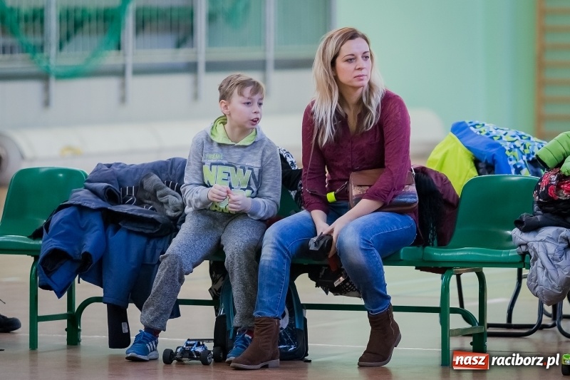 Zdjęcie w galerii na portalu naszraciborz.pl: Mistrzostwa aut zdalnie sterowanych w Arenie Rafako. Rodzinna impreza ze sporą dawką emocji wiadomości z regionu