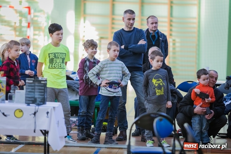 Zdjęcie w galerii na portalu naszraciborz.pl: Mistrzostwa aut zdalnie sterowanych w Arenie Rafako. Rodzinna impreza ze sporą dawką emocji wiadomości z regionu