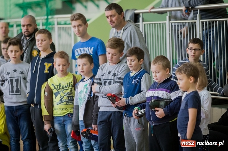 Zdjęcie w galerii na portalu naszraciborz.pl: Mistrzostwa aut zdalnie sterowanych w Arenie Rafako. Rodzinna impreza ze sporą dawką emocji wiadomości z regionu