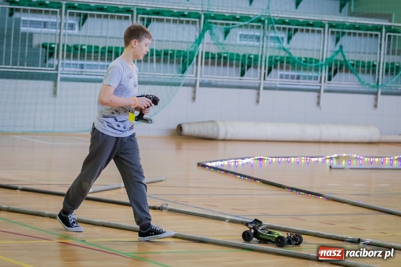 Zdjęcie w galerii na portalu naszraciborz.pl: Mistrzostwa aut zdalnie sterowanych w Arenie Rafako. Rodzinna impreza ze sporą dawką emocji wiadomości z regionu