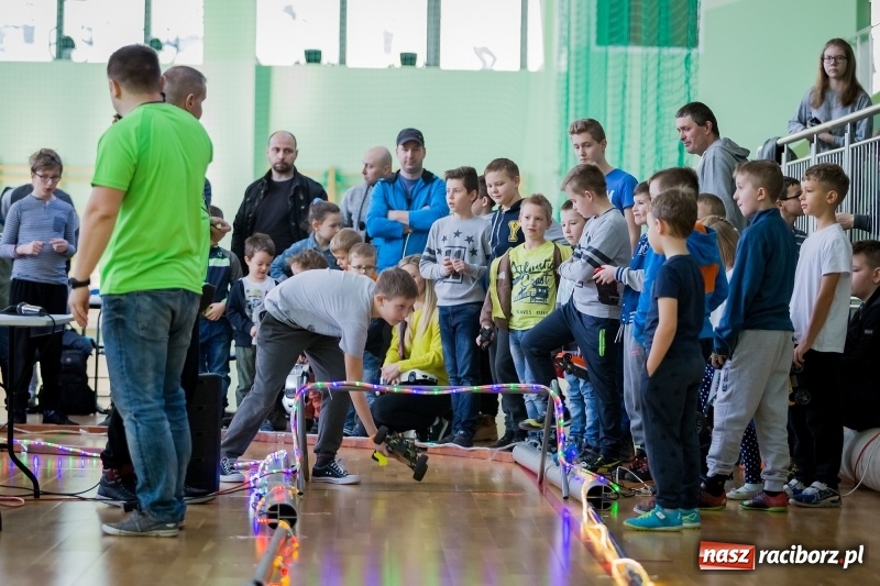 Zdjęcie w galerii na portalu naszraciborz.pl: Mistrzostwa aut zdalnie sterowanych w Arenie Rafako. Rodzinna impreza ze sporą dawką emocji wiadomości z regionu