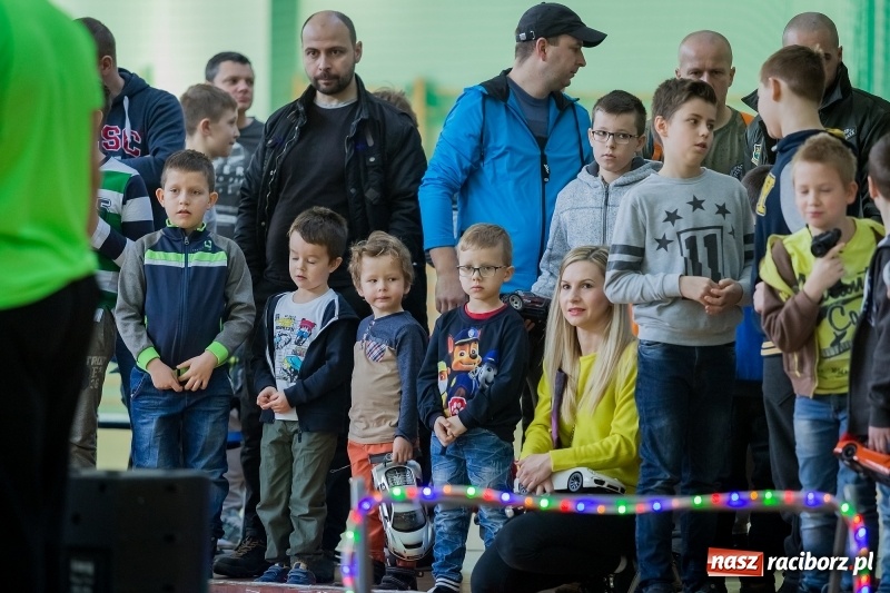 Zdjęcie w galerii na portalu naszraciborz.pl: Mistrzostwa aut zdalnie sterowanych w Arenie Rafako. Rodzinna impreza ze sporą dawką emocji wiadomości z regionu