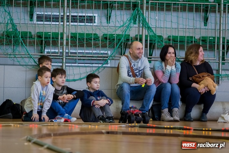 Zdjęcie w galerii na portalu naszraciborz.pl: Mistrzostwa aut zdalnie sterowanych w Arenie Rafako. Rodzinna impreza ze sporą dawką emocji wiadomości z regionu