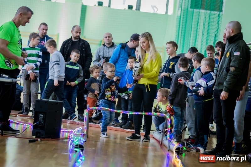 Zdjęcie w galerii na portalu naszraciborz.pl: Mistrzostwa aut zdalnie sterowanych w Arenie Rafako. Rodzinna impreza ze sporą dawką emocji wiadomości z regionu