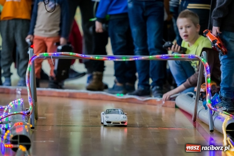 Zdjęcie w galerii na portalu naszraciborz.pl: Mistrzostwa aut zdalnie sterowanych w Arenie Rafako. Rodzinna impreza ze sporą dawką emocji wiadomości z regionu