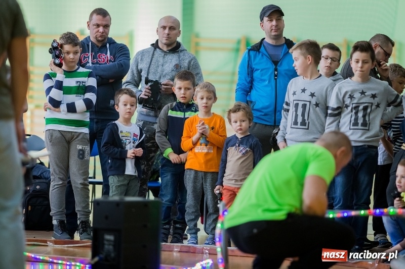 Zdjęcie w galerii na portalu naszraciborz.pl: Mistrzostwa aut zdalnie sterowanych w Arenie Rafako. Rodzinna impreza ze sporą dawką emocji wiadomości z regionu