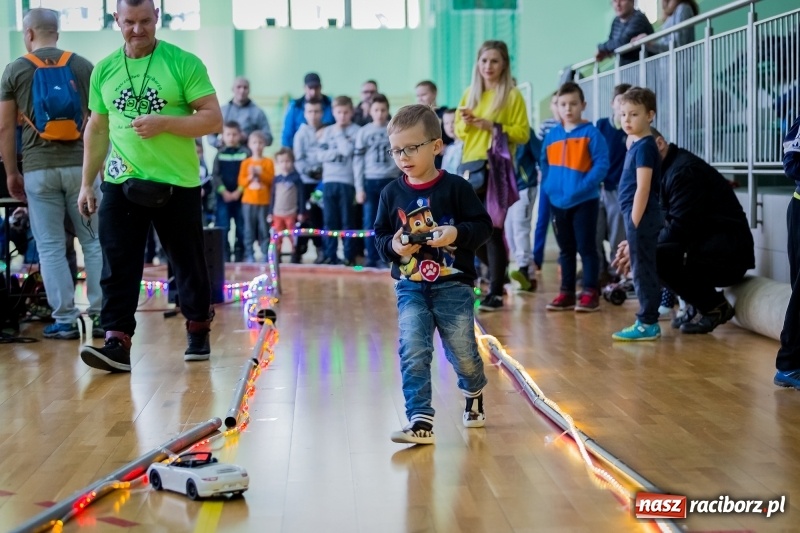 Zdjęcie w galerii na portalu naszraciborz.pl: Mistrzostwa aut zdalnie sterowanych w Arenie Rafako. Rodzinna impreza ze sporą dawką emocji wiadomości z regionu