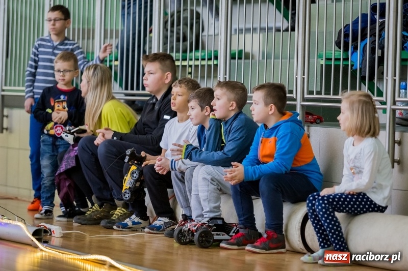 Zdjęcie w galerii na portalu naszraciborz.pl: Mistrzostwa aut zdalnie sterowanych w Arenie Rafako. Rodzinna impreza ze sporą dawką emocji wiadomości z regionu