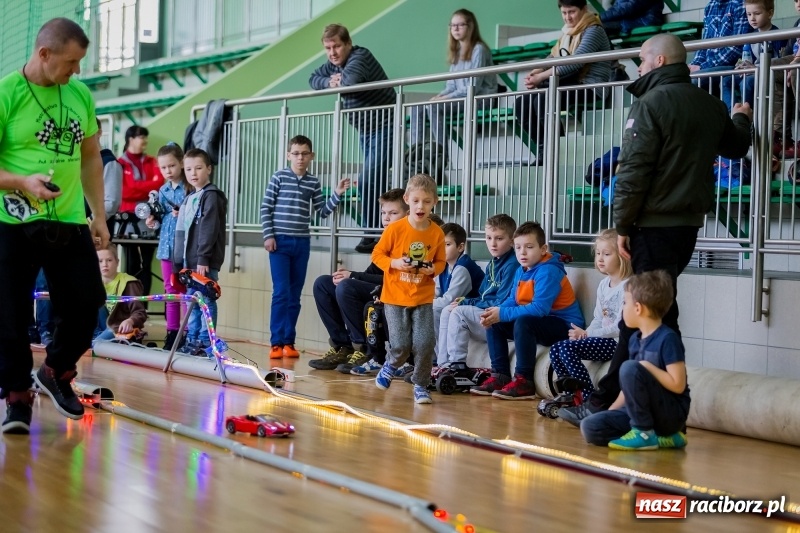 Zdjęcie w galerii na portalu naszraciborz.pl: Mistrzostwa aut zdalnie sterowanych w Arenie Rafako. Rodzinna impreza ze sporą dawką emocji wiadomości z regionu