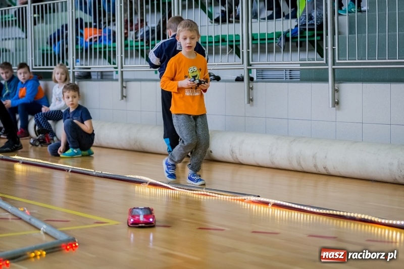 Zdjęcie w galerii na portalu naszraciborz.pl: Mistrzostwa aut zdalnie sterowanych w Arenie Rafako. Rodzinna impreza ze sporą dawką emocji wiadomości z regionu