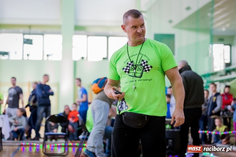 Zdjęcie w galerii na portalu naszraciborz.pl: Mistrzostwa aut zdalnie sterowanych w Arenie Rafako. Rodzinna impreza ze sporą dawką emocji wiadomości z regionu