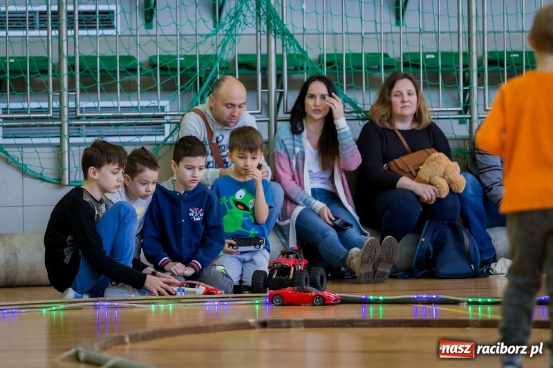 Zdjęcie w galerii na portalu naszraciborz.pl: Mistrzostwa aut zdalnie sterowanych w Arenie Rafako. Rodzinna impreza ze sporą dawką emocji wiadomości z regionu