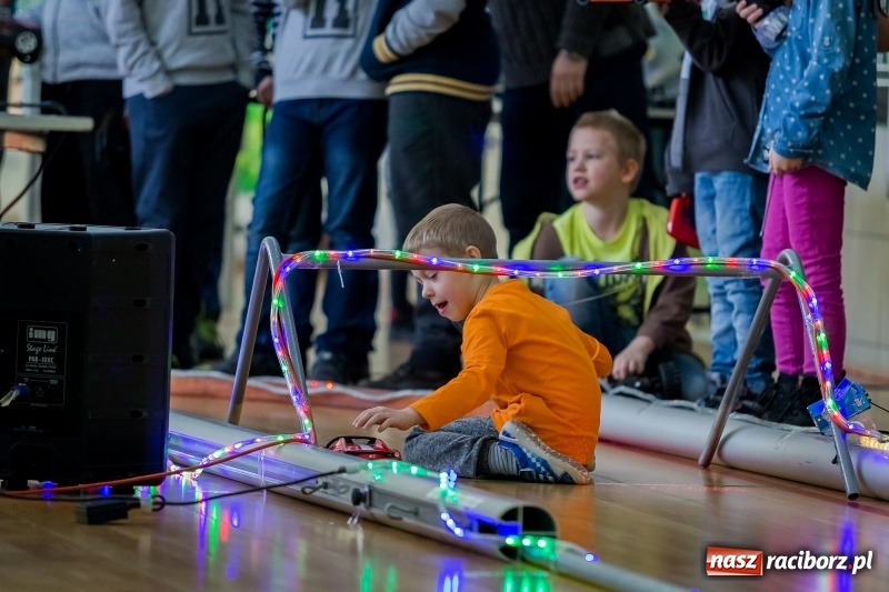 Zdjęcie w galerii na portalu naszraciborz.pl: Mistrzostwa aut zdalnie sterowanych w Arenie Rafako. Rodzinna impreza ze sporą dawką emocji wiadomości z regionu