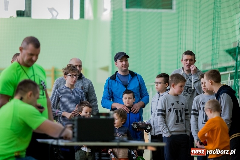 Zdjęcie w galerii na portalu naszraciborz.pl: Mistrzostwa aut zdalnie sterowanych w Arenie Rafako. Rodzinna impreza ze sporą dawką emocji wiadomości z regionu