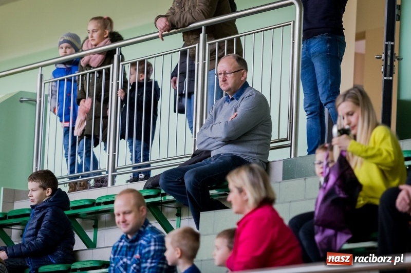 Zdjęcie w galerii na portalu naszraciborz.pl: Mistrzostwa aut zdalnie sterowanych w Arenie Rafako. Rodzinna impreza ze sporą dawką emocji wiadomości z regionu